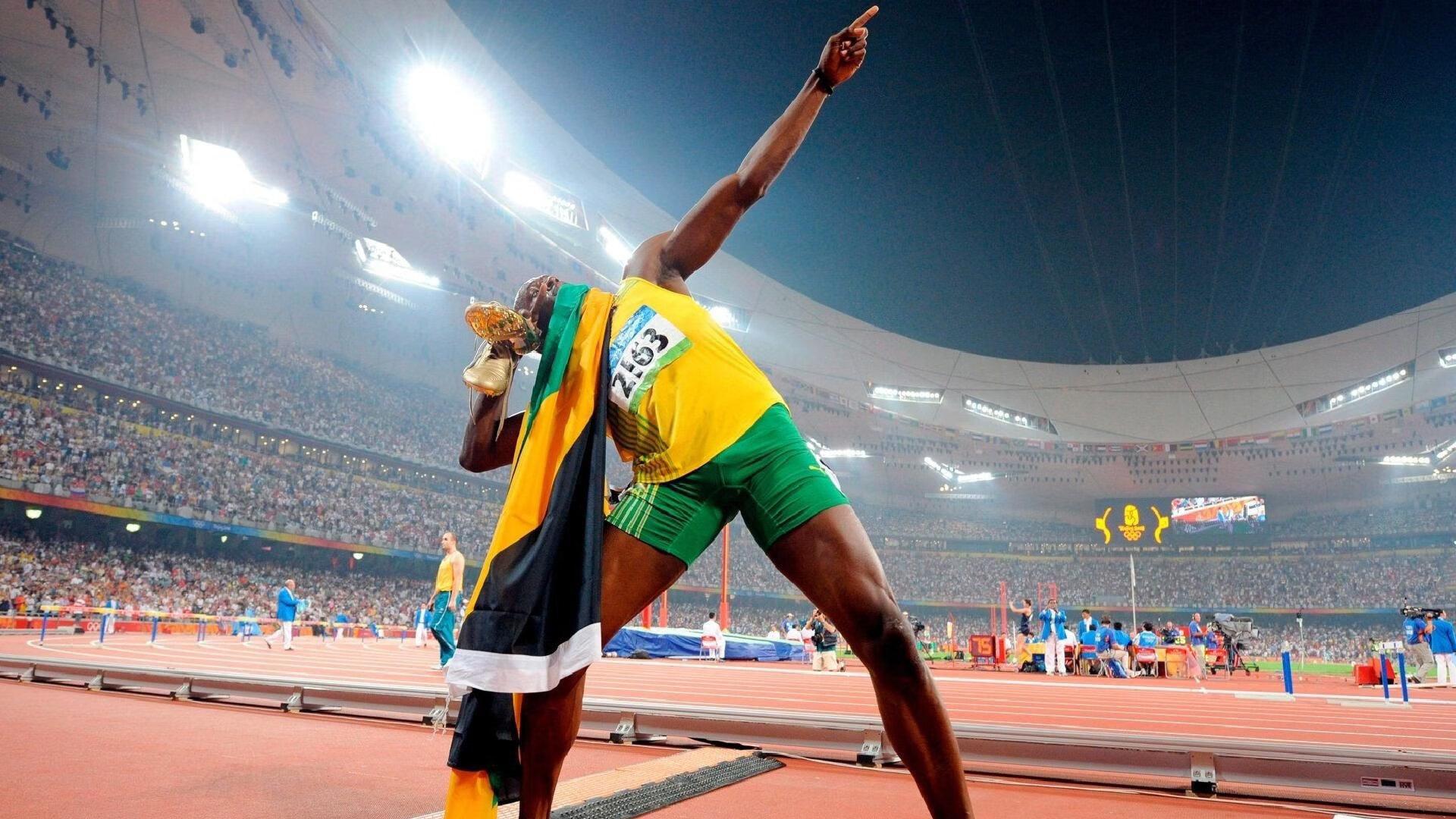 传承时刻!恩佐·阿尔维斯身披白袍完成青年欧冠首秀,父亲马塞洛场边深情凝望